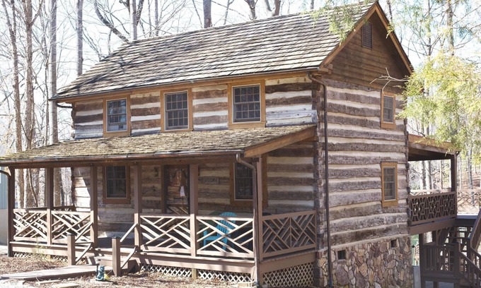 High Point Cabina | Cabin life: ¡disfruta de la serenidad en el bosque y la fiesta en el lago!