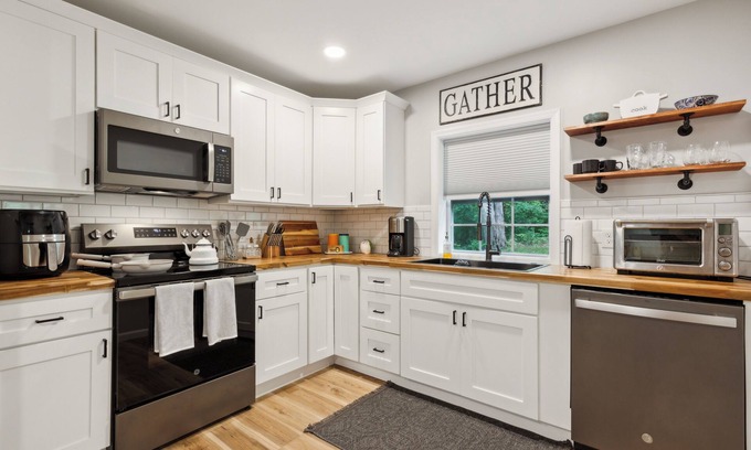 Earlville Casa | Waterfront & Serene w/King Bed