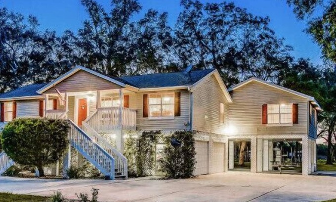 Palatka Casa | 1 BABY GOAT / SLEEPS 17 / WATERFRONT / NEW!6bed, 2Docks, 2 CANOES / NUEVOS APLICACIONES
