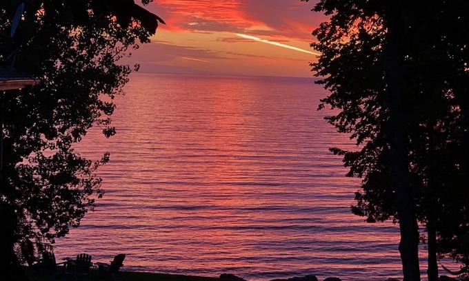 Sturgeon Bay Cabaña | Waterfront, Spectacular Sunset Views, Beautiful Updated Cottage!