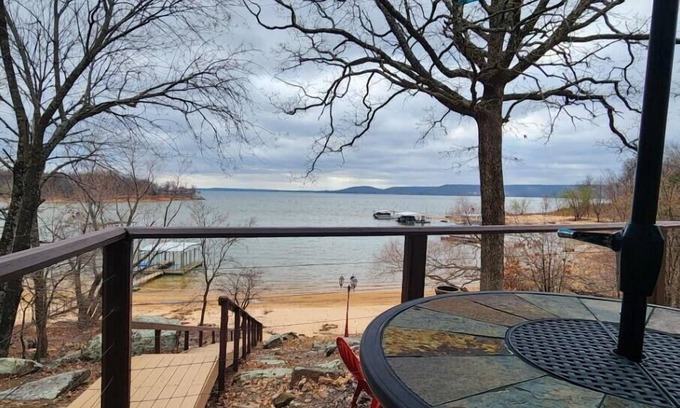 Eufaula Casa | Waterfront Stay with Sandy Beach