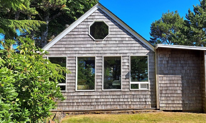 Lincoln City Cabaña | Waterfront studio cottage...just steps to the sandy shoreline of the Siletz Bay