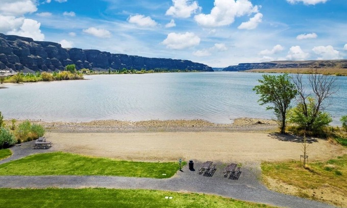 Quincy Casa | Waterfront, Stunning Views, Private Beach, and Close To Concerts
