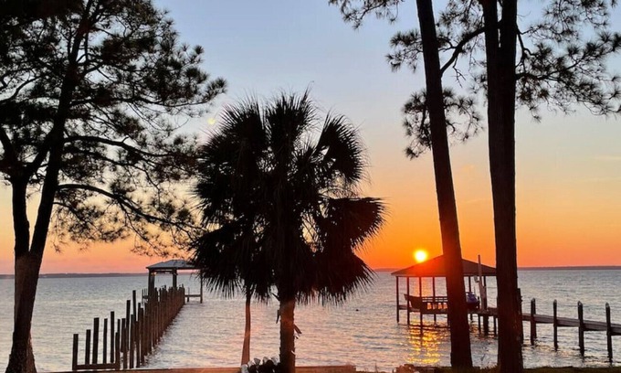 Florida Panhandle Casa | Waterfront Sunsets on Perdido Bay, Hot Tub, 4 Bedrm, 3 bath, Parking Onsite
