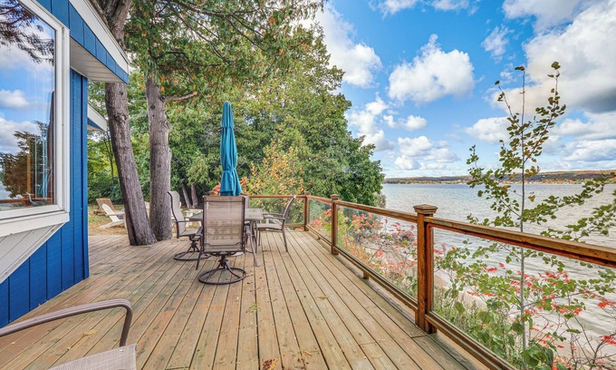 Suttons Bay Cabaña | Waterfront Suttons Bay Cottage w/ Fire Pit!