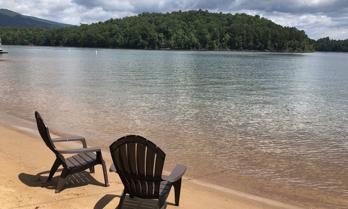 Forest Lake Heights Casa | Waterfront-The Arbor Lake James w/ 200' of Sandy Beach & Dock-a gated community