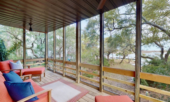 Bald Head Island Condominio | Waterfront Timbercreek Condo w/Screened Porch, Steps from Pool+Dock, Bikes, Kayaks, BHI Club w/Golf