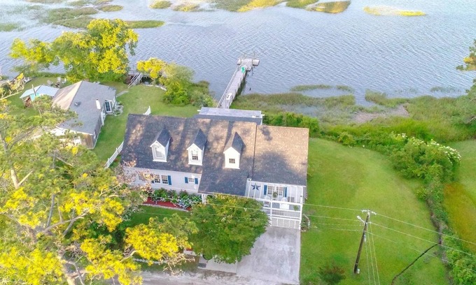 Shallotte Casa | Waterfront tranquility! 3 Bedroom, 2 Bath with Sunroom