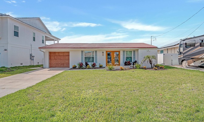 South Island Casa | WATERFRONT VACATION HOME! 2 BED + DEN 2 BATH. POOL HOME.