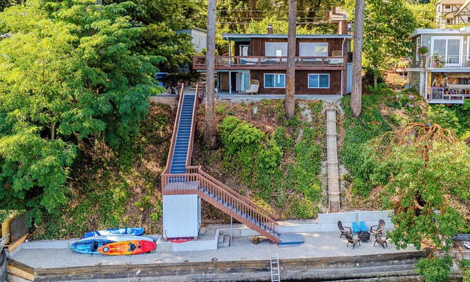 Burley Casa | Waterfront Vashon Island Home, Beach Access & View