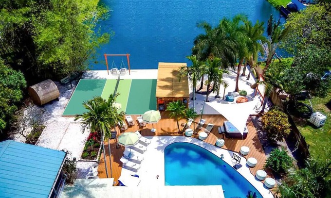 Lake Clarke Shores Villa | Villa Frente al Lago con Sauna, Cine, Piscina, Sala de Juegos y Spa