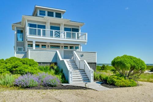 West Hampton Dunes Casa | Waterfront Westhampton Haven Pool and Private Beach