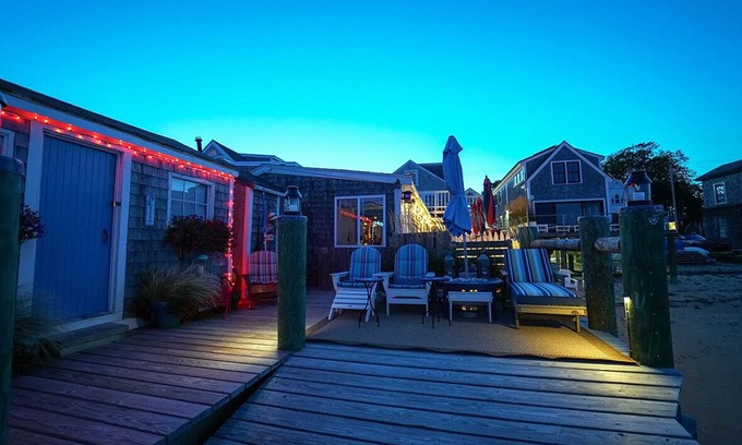 Provincetown Cabina | Waterfront Wharf Cabaña / Cabaña