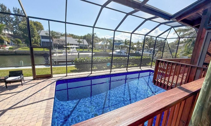 Hobe Sound Casa | Waterfront with boat dockage and pool - Bring your boat/fish off the dock!