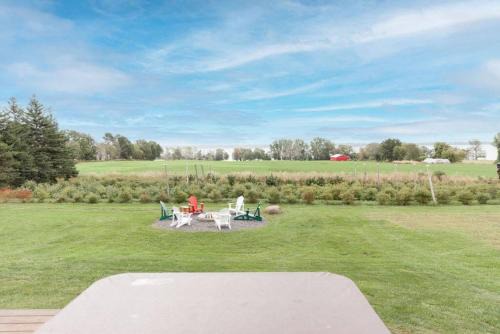 Greater Napanee Casa | Waterfront with Hot Tub Joanie's Farmhouse