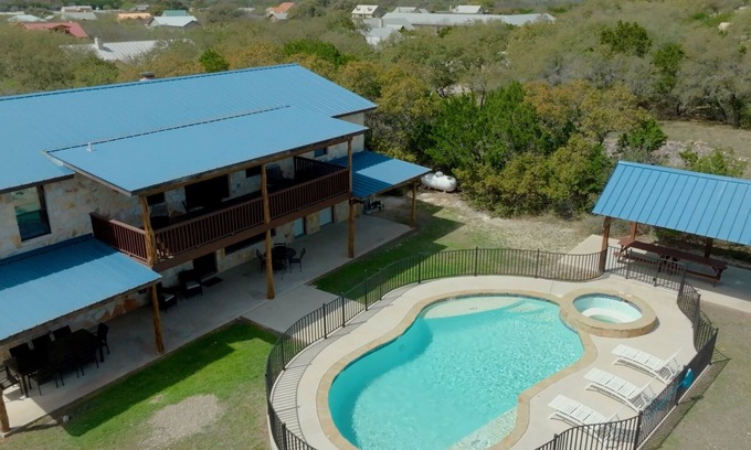 Concan Cabina | Watering Hole/Near Golf Course Multi-Family/FREE Frio @ Gravel Bar w/Concan VIP