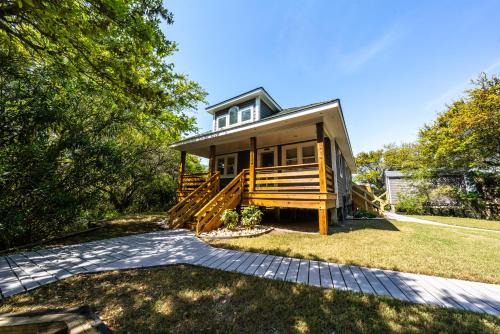 Waves Casa | Watermen's Hideout - Waterfront 2-Bedroom, 1-Bathroom Cottage with a Hot tub and Waterfront Deck