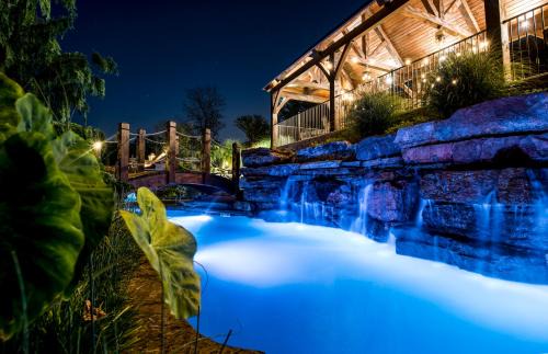 Indian Point Casa | WaterMill Cove Luxury Lakefront Villa Theatre Room 2Mi to SDC POOL Kayaks Dock
