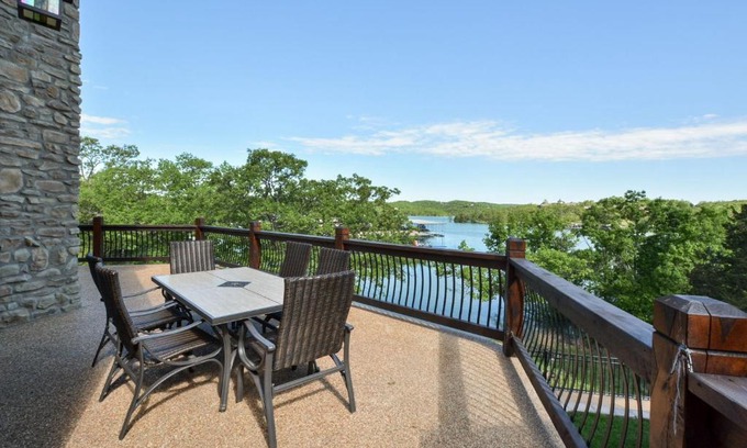 Indian Point Casa | WaterMill Cove Resort Lakefront Lodge By Silver Dollar City 2 POOLS Dock