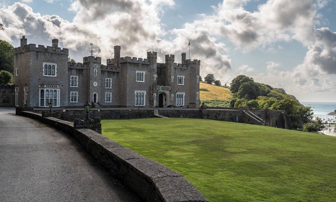 Watermouth Cabaña | WATERMOUTH CASTLE, PENN-CURZON APARTMENT, pet friendly in Ilfracombe