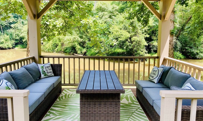 Randleman Cabina | Water’s Edge Cabin - Private Waterfront Cabin on 7 acres