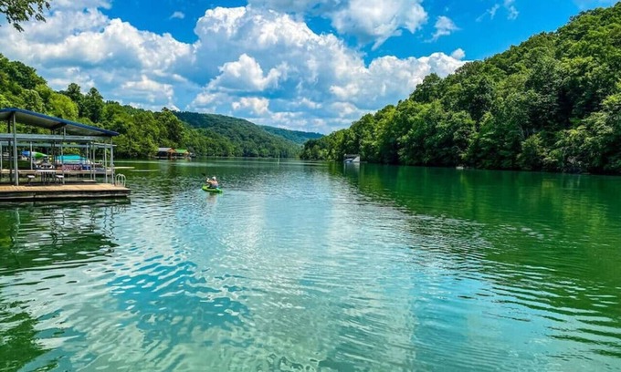 Flat Hollow Marina Cabina | Waters Edge Lakefront w/ Kayaks, Fire Pit and Dock