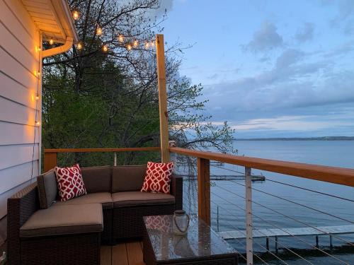 Geneva Casa | Waters Edge Lakefront with Kayaks Fire Pit and Dock