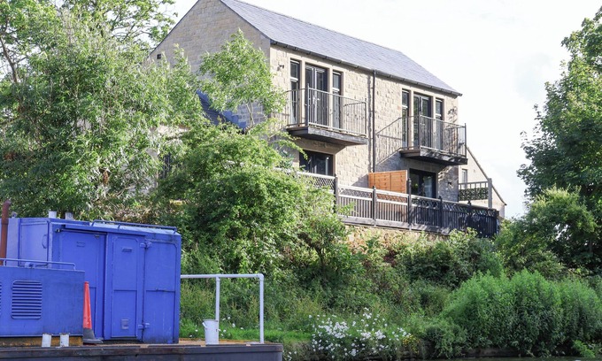 Gargrave Cabaña | WATERS EDGE LOCK VIEW, pet friendly, with hot tub in Gargrave