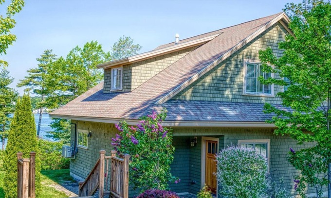 Edgecomb Casa | Water’s Edge Luxury Cottage