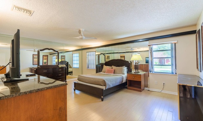 Lauderhill Casa | Waters Edge Manor - Lake View + Pool!