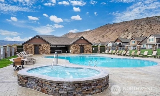Quincy Condominio | Watershed Condo near Large pool/hot tub. Gorge Amp shuttle nearby book separate.