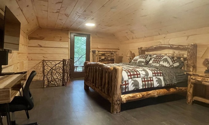 Cisco Cabina | Waterside Cabin GREAT Fishing, 4 beds, 2 Kayaks Gated WI-FI parking Washer Dryer