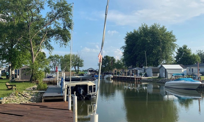 Port Clinton Casa | Waterside Retreat! Canal front, family friendly, big yard, boat access