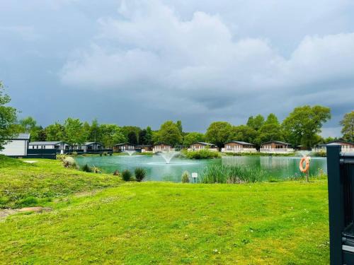 Allerthorpe Cabina | Waterside Retreat With Hot Tub