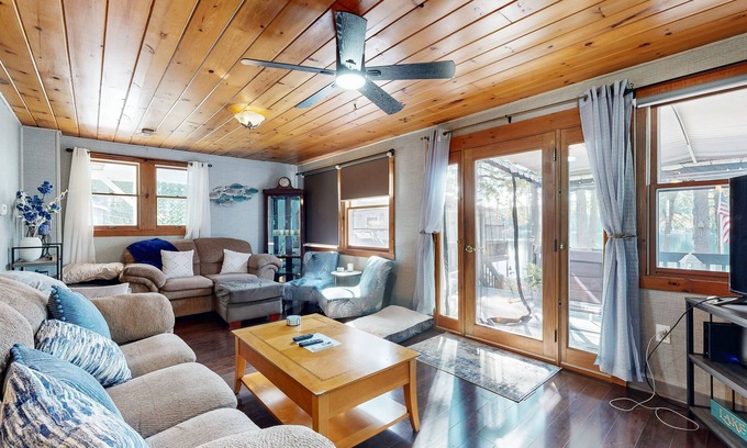 Limington Casa | Waterview Cabin with dock access on lake with washer/dryer