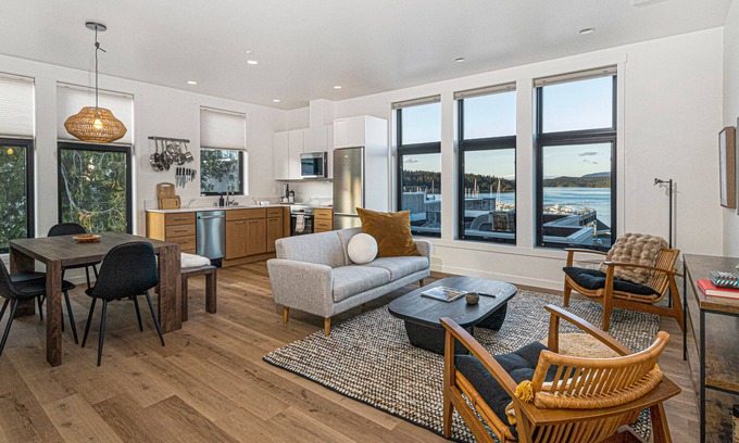Friday Harbor Condominio | Waterview! Luxury Penthouse! Expansive Views!