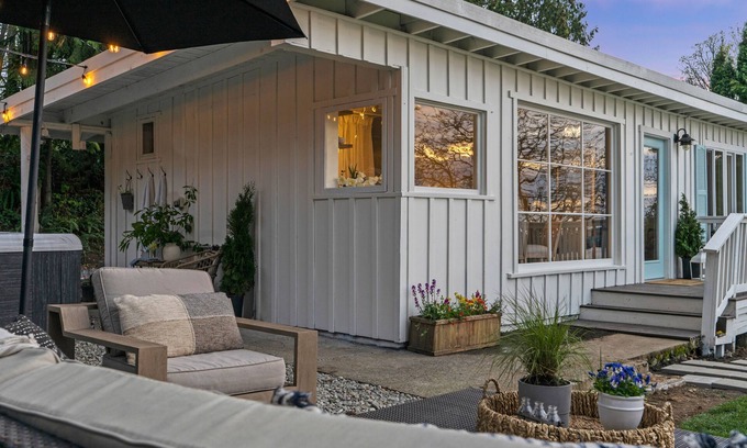 Mukilteo Cabaña | Waterview Rabbit Hill Cottage w/hot tub.