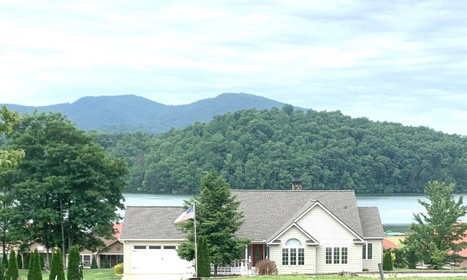 Hiawassee Casa | Waterview Retreat - In town convenience with beautiful Lake & Mountain Views