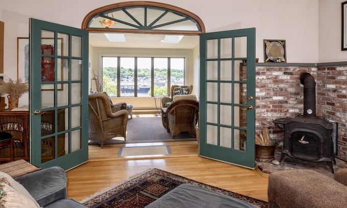 Gloucester Casa | WaterViews con vistas a Gloucester Inner Harbor / Sunroom / Deck / Walk to Town / AC