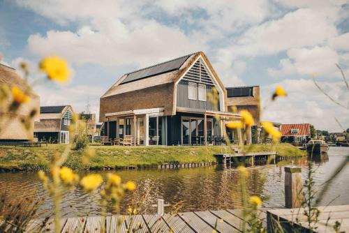 Heeg Casa | Watervilla buitenzijde met Sauna I 8 personen - Boutique Parc Pharshoeke