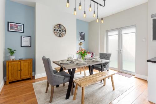 Anfield Casa | Watford House - Air Host & Stay - 3 Bedroom Period House