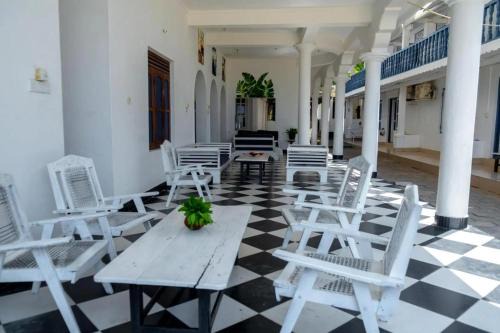 Pottuvil Division 2 Hotel | Wave Point Arugambay