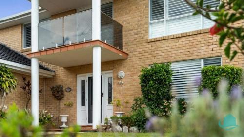 Caves Beach Casa | Wave Song - minutes to the shore