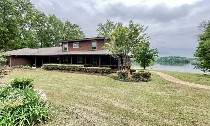 West Point Cabina | Waverly Lakehouse - private cabin, lake view, close to Old Waverly/Mossy Oak