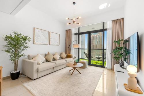 Dubai Production City Apartamento | Waves- Cozy 1BR Lakefront Stay in JLT