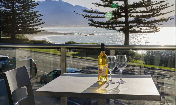 Kaikoura Cabaña | Waves on Esplanade - Kaikoura Waterfront Apartment