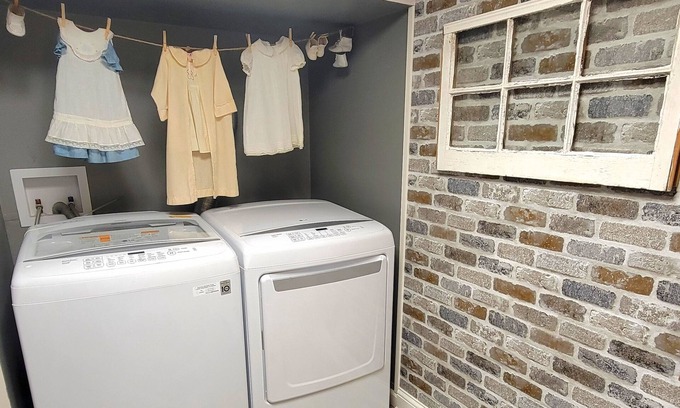 Hickman Cabaña | Wayfarer's Inn: Cottage Suite Nestled in a Woodland Setting Near Historic Square