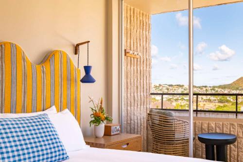 Waikiki Hotel | Wayfinder Waikiki - Voted Top 10 Best Hotels in Hawaii!