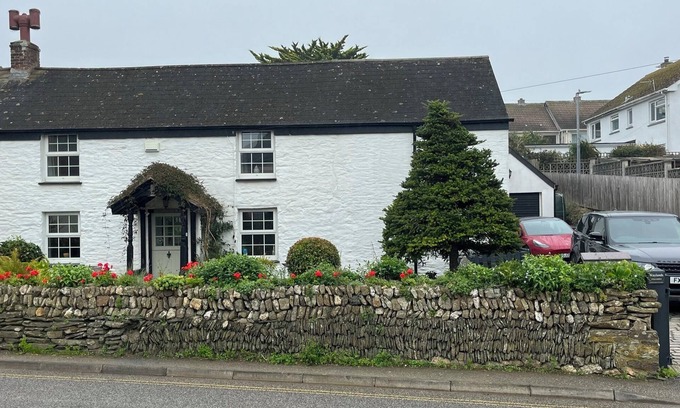 Crantock Cabaña | Waylands cottage with gardens, parking for 3 cars - in Crantock village
