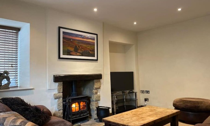 Stoney Middleton Casa | Peak District Cottage with good transport links